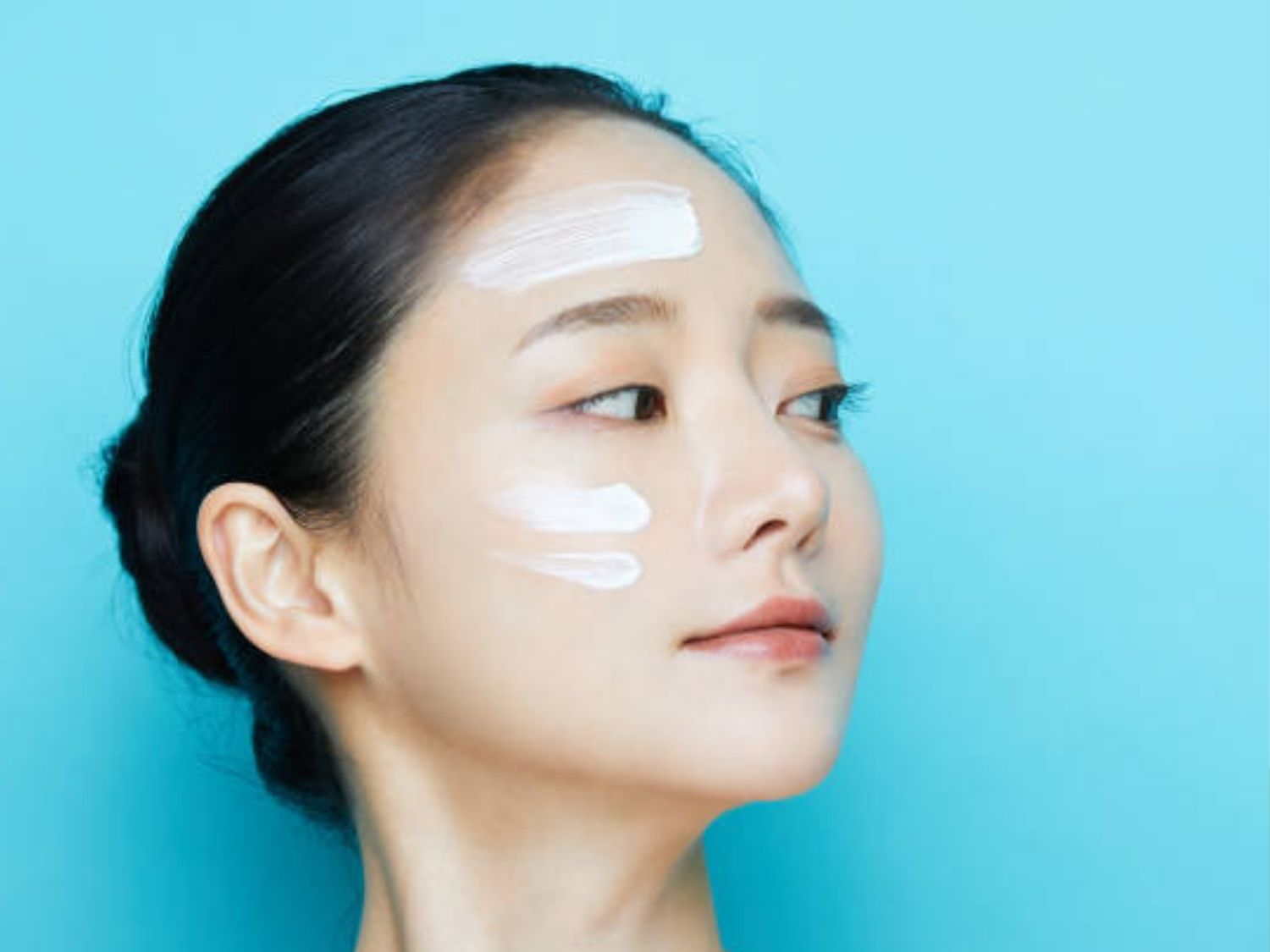 Sử dụng kem chống nắng phổ rộng khi ra ngoài