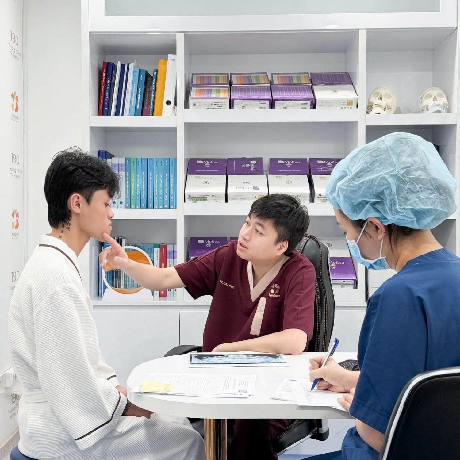 Dr. Alex Han (Bác sĩ Hán Đức Anh) thăm khám cho khách tại Kangnam