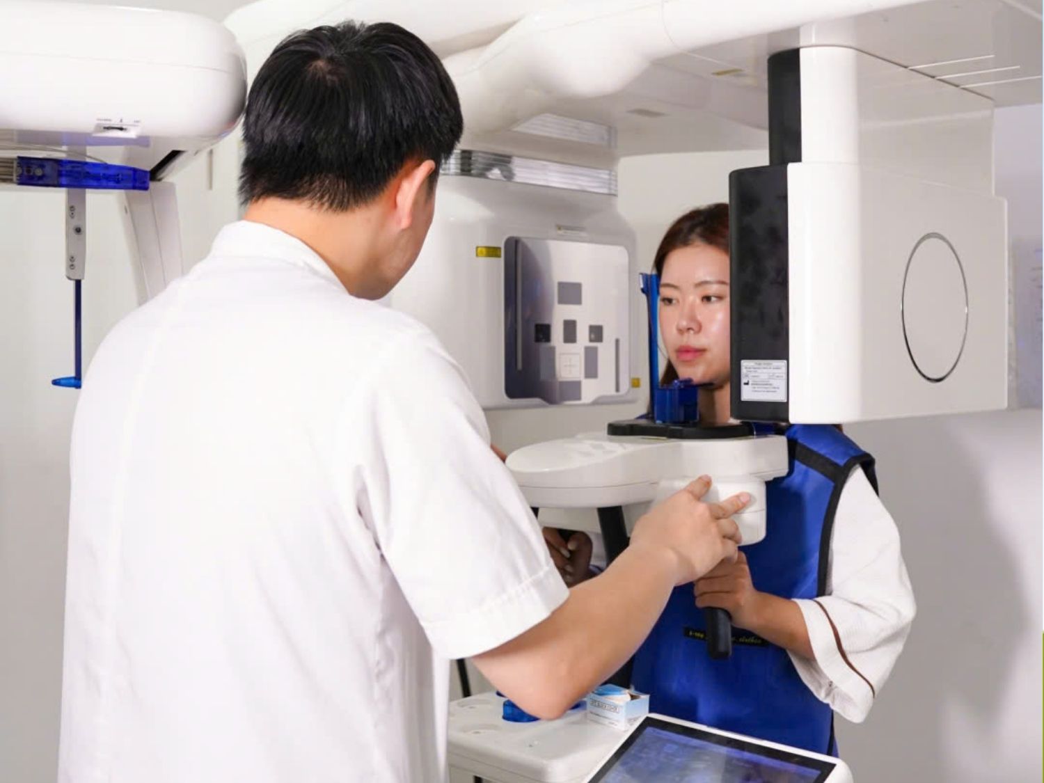 Khách hàng thăm khám bởi hệ thống máy móc hiện đại tại Kangnam