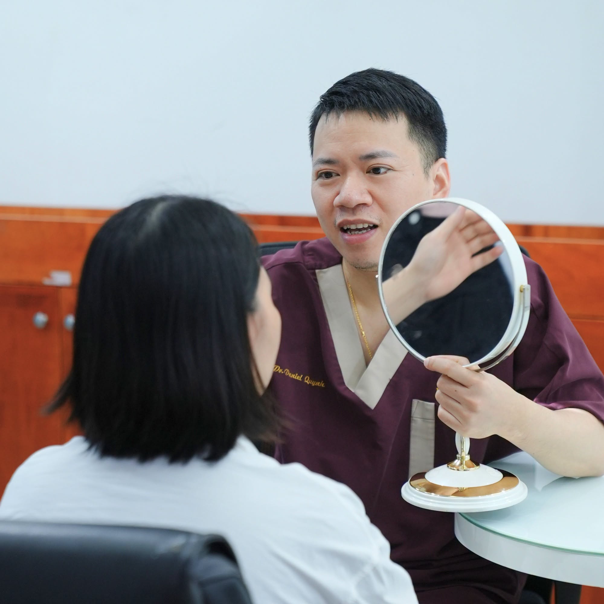 Bác sĩ Daniel Nguyễn (Nguyễn Đức Quỳnh) tư vấn dáng mũi cho khách hàng tại Kangnam