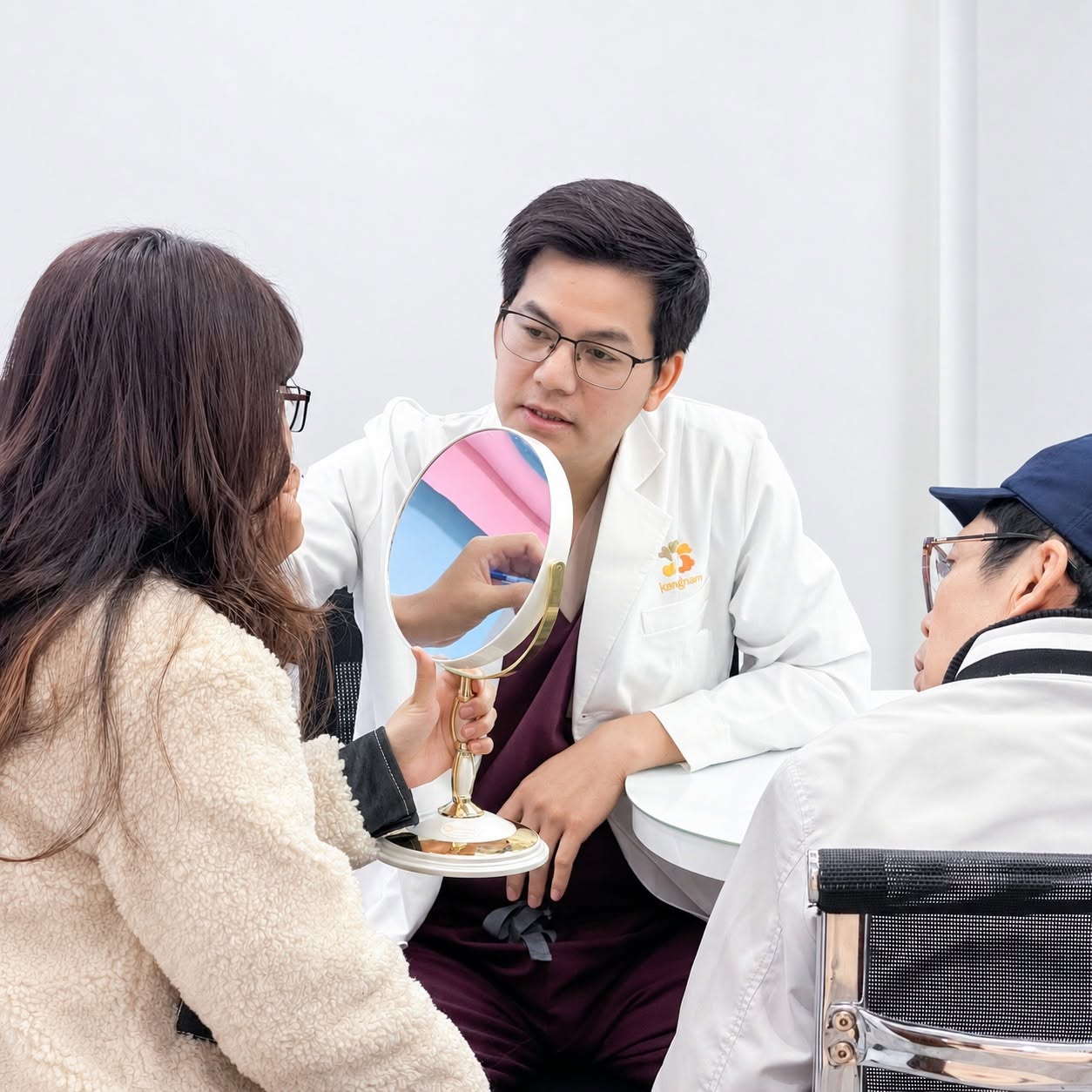 Bác sĩ Henry Nguyễn (Nguyễn Văn Huyên) thăm khám mũi cho khách tại Kangnam