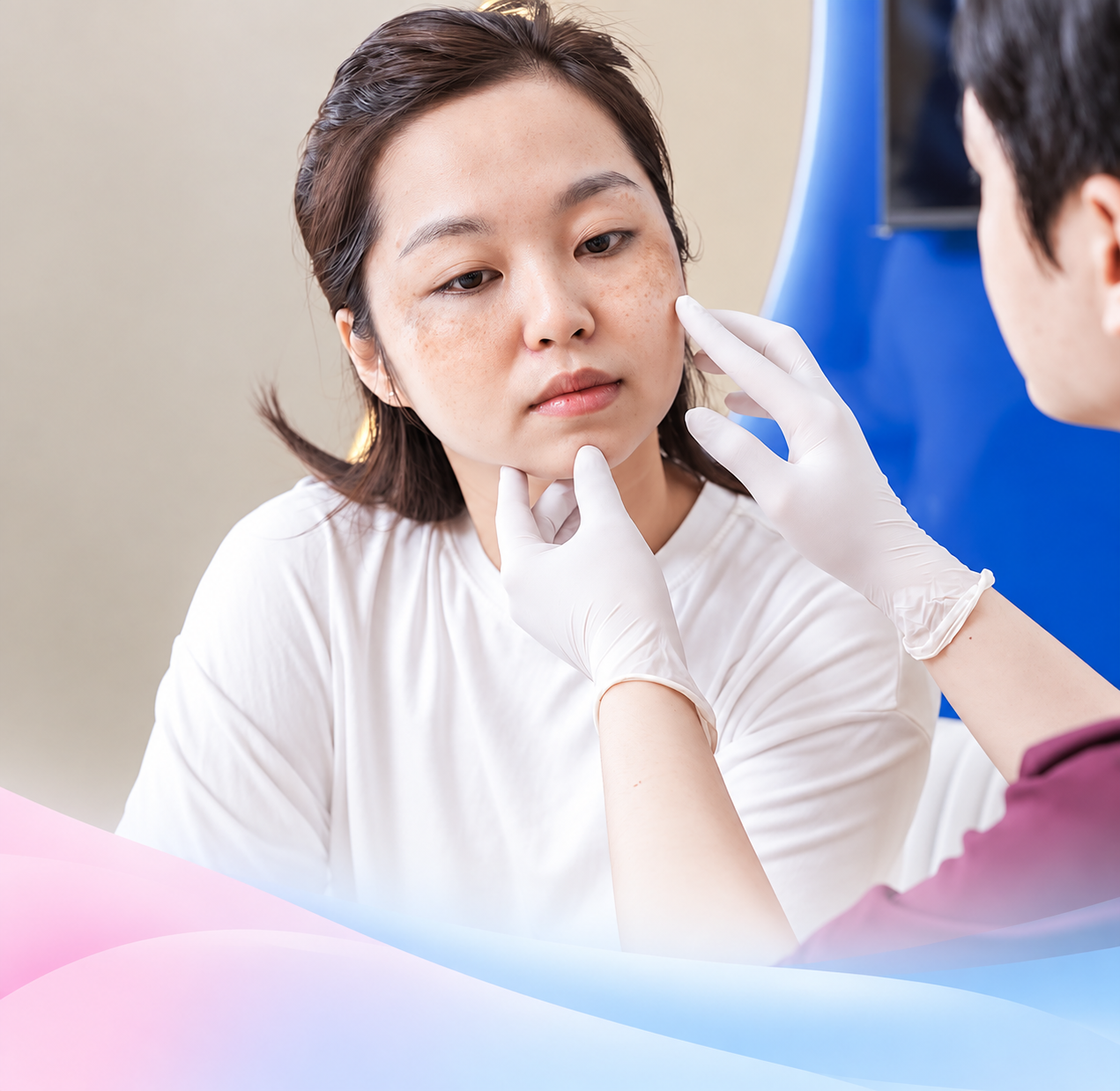 Thăm khám với bác sĩ giúp đánh giá mức độ tổn thương, tình trạng tăng sắc tố sau viêm và lựa chọn hướng phục hồi da phù hợp sau peel.