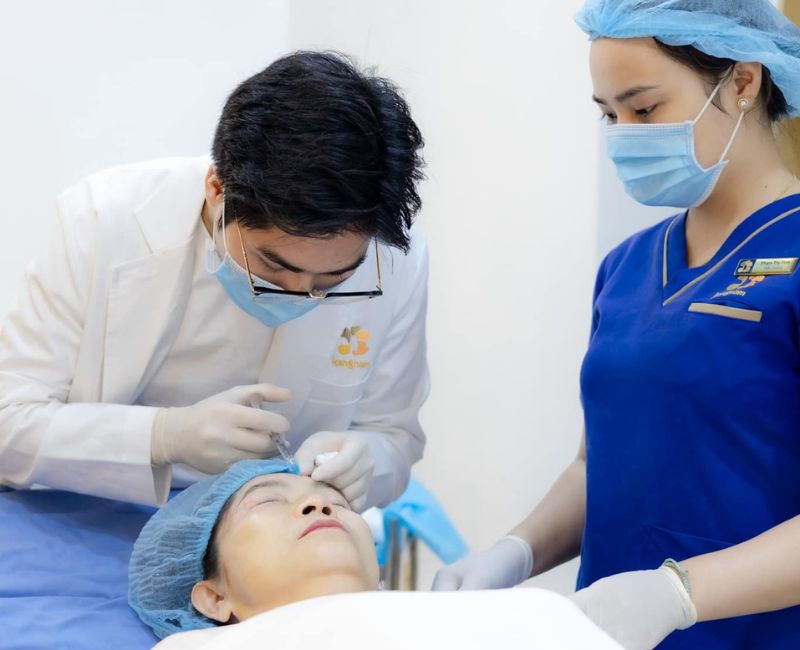 bác sĩ tiêm botox cho khách hàng tại Kangnam