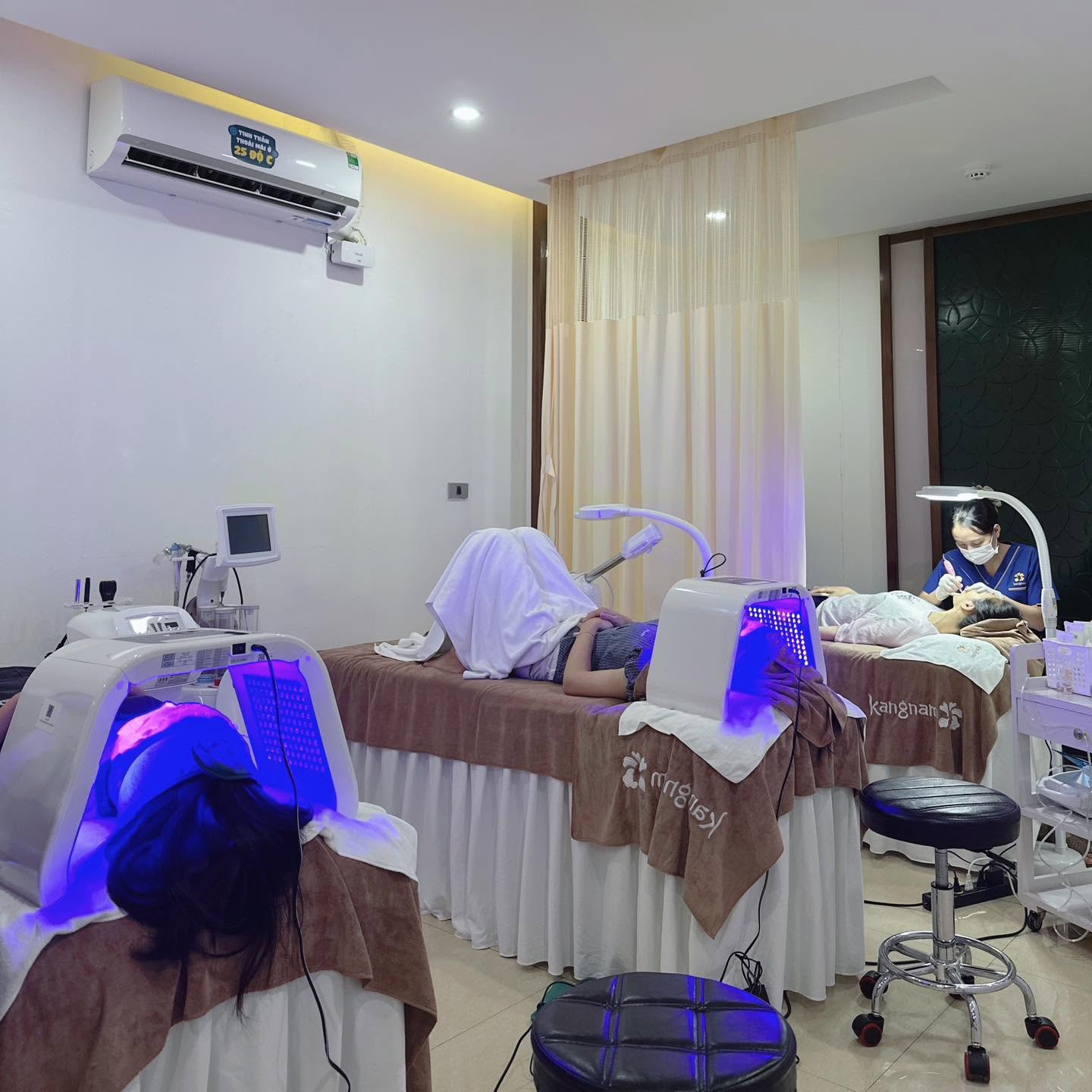 khách hàng chiếu đèn sau khi lấy nhân mụn tại Kangnam nhằm hỗ trợ mờ thâm
