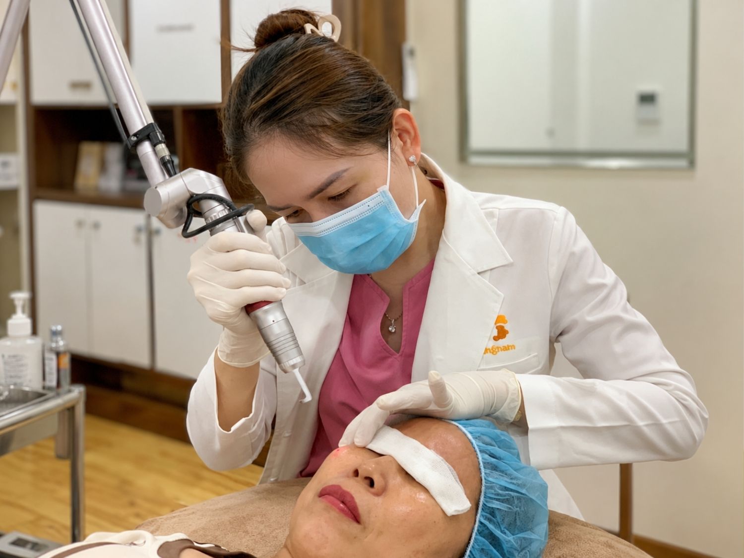 Bác sĩ da liễu Kangnam đang ứng dụng tia laser lên da cho khách hàng để điều trị nám