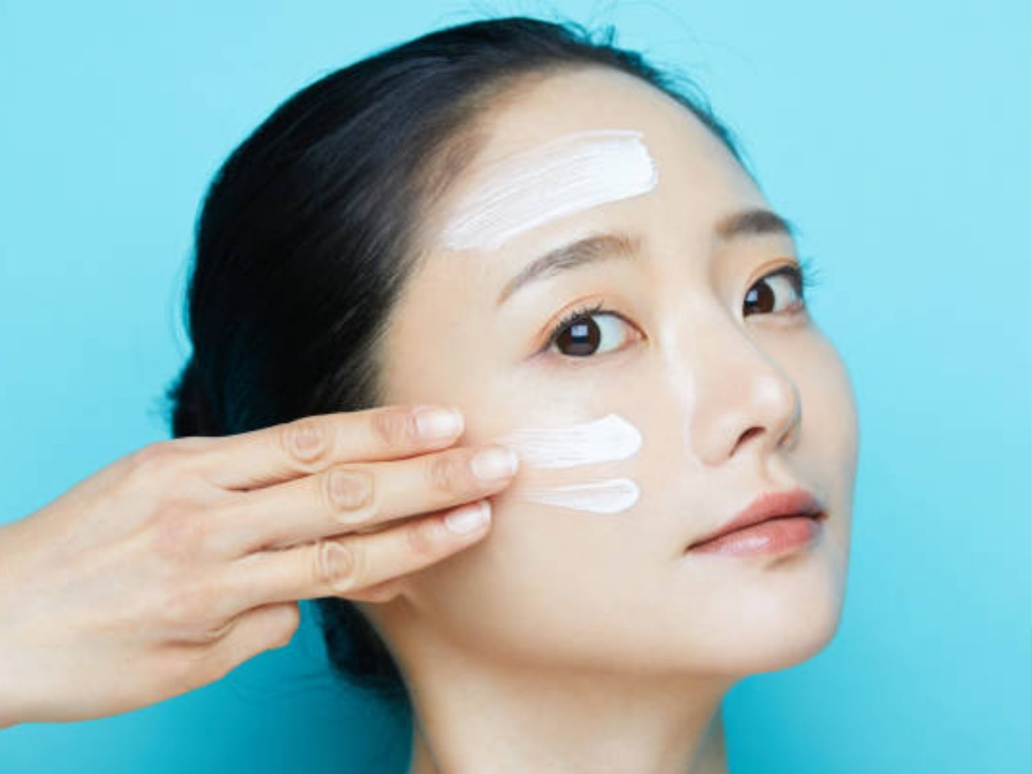 Sử dụng kem chống nắng phổ rộng để bảo vệ làn da sau khi điều trị sẹo