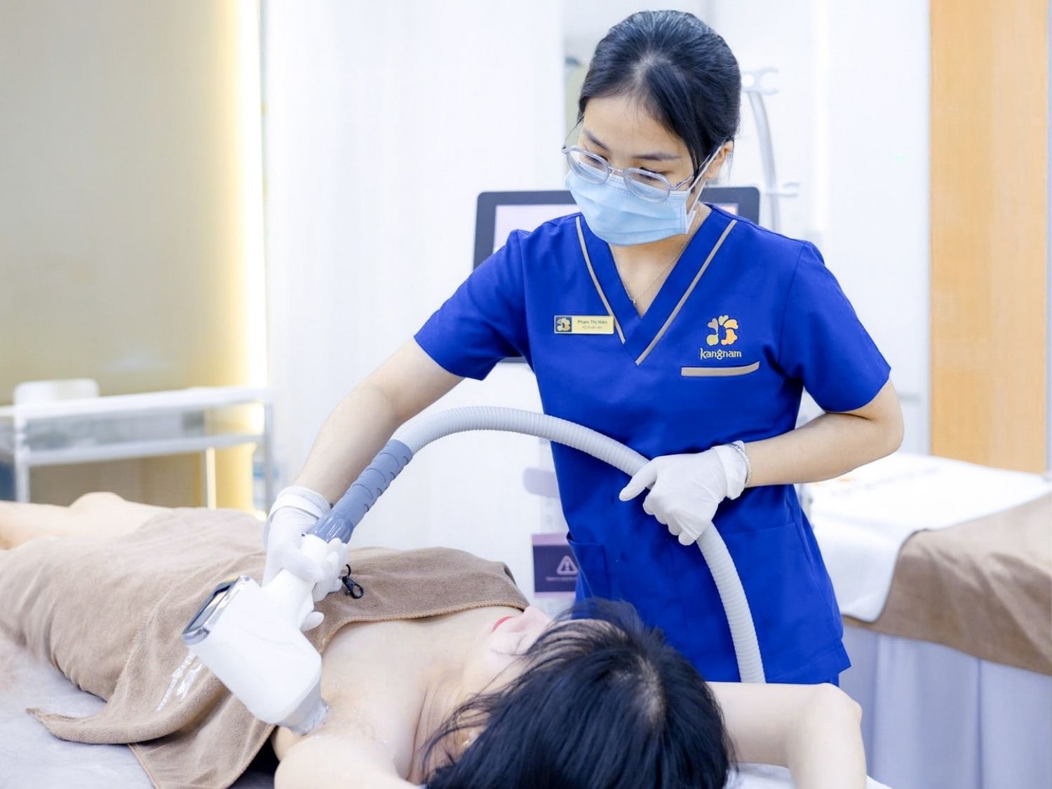Kỹ thuật viên đi máy triệt lông vùng nách cho khách hàng tại Kangnam