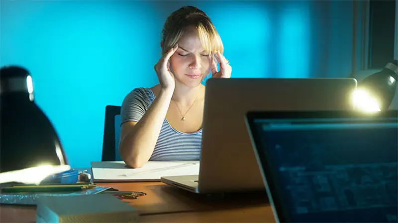 Nên hạn chế sử dụng các thiết bị điện tử để không ảnh hưởng đến mí mắt