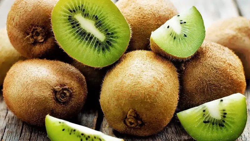 Ăn nhiều kiwi sẽ giúp vết thương sau cắt mí nhanh phục hồi