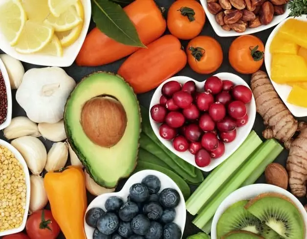 Cắt mí nên ăn các loại trái cây giàu vitamin như: kiwi, cam, quýt, dâu tây