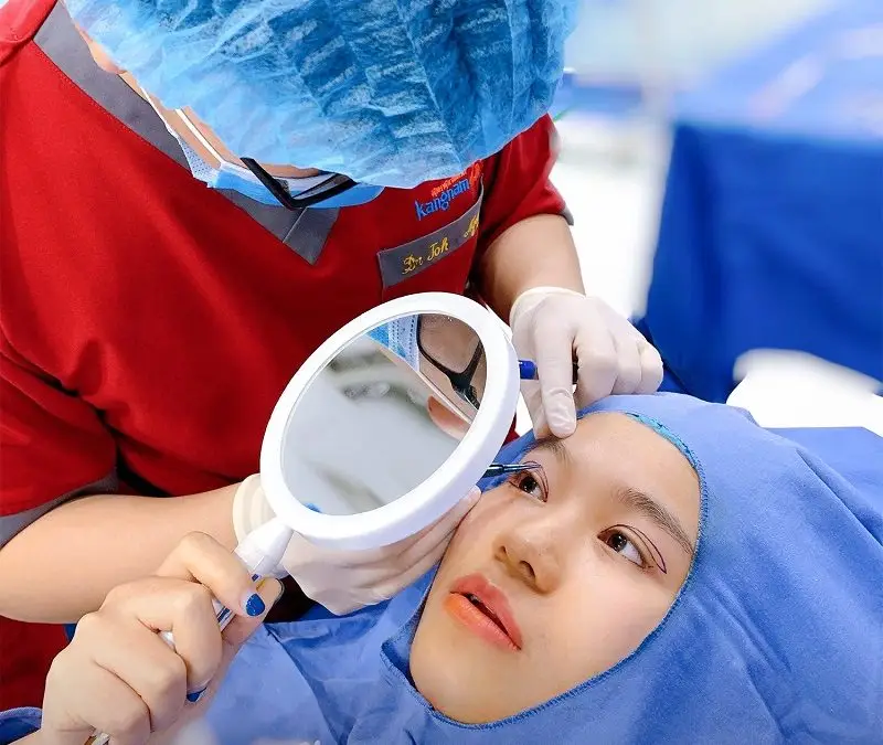 Thực hiện nhấn hoặc cắt mí tại địa chỉ thẩm mỹ uy tín, bởi bác sĩ giỏi chuyên môn