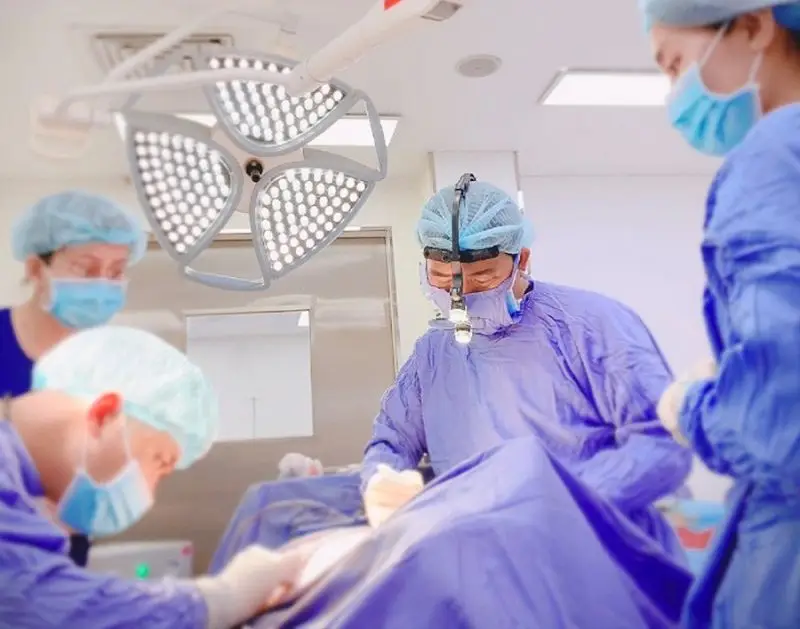 Bác sĩ có chuyên môn, nhiều năm kinh nghiệm sẽ thực hiện hút mỡ chuẩn y khoa, an toàn cho khách hàng