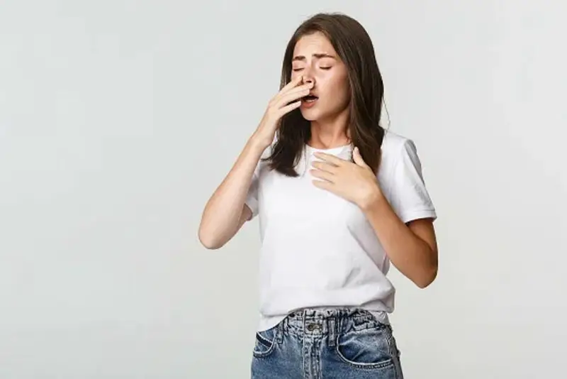 Hắt hơi quá mạnh sau nâng mũi có thể khiến sụn mũi bị lệch hoặc biến dạng