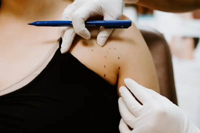 Các bác sĩ chuyên khoa sẽ thao tác tiêm thuốc tan mỡ đúng cách
