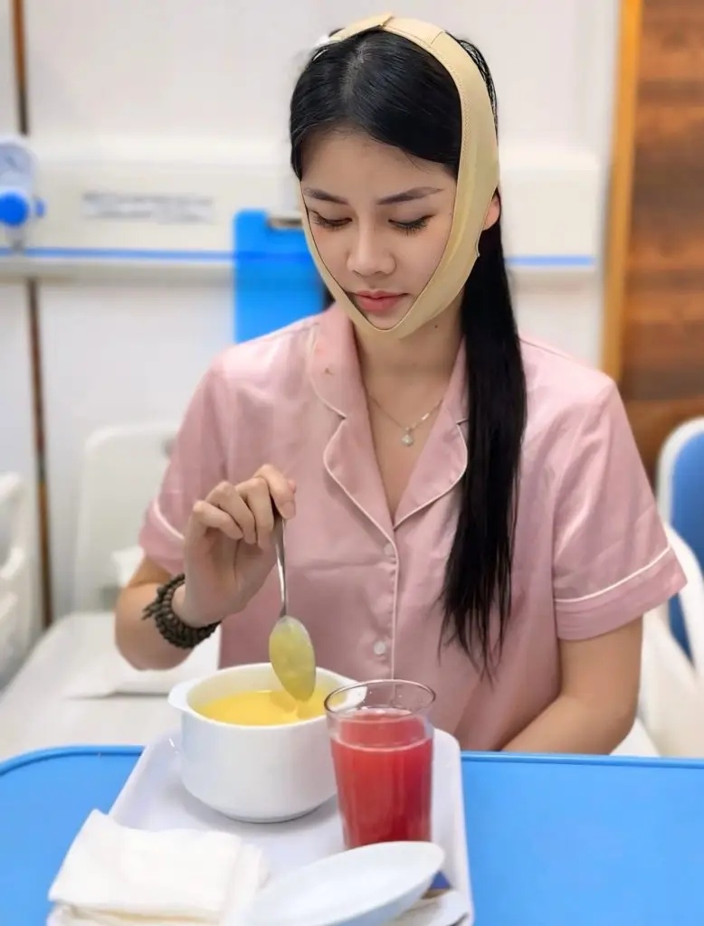 Sau khi trượt cằm khách hàng nên đeo đai định hình