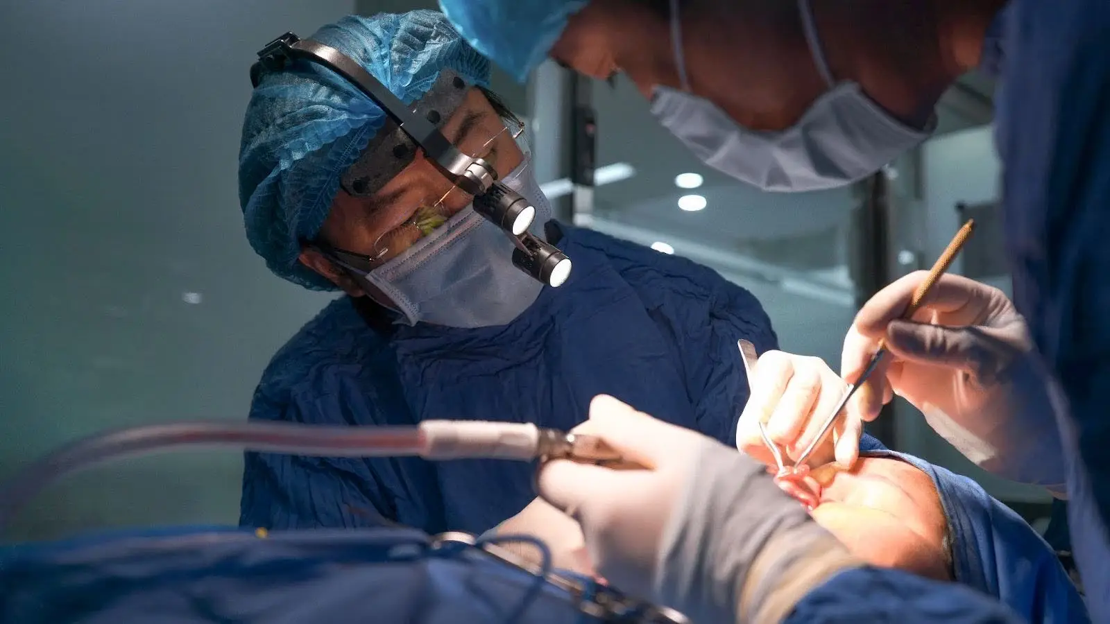 Trượt cằm cần thực hiện bởi bác sĩ PTTM uy tín