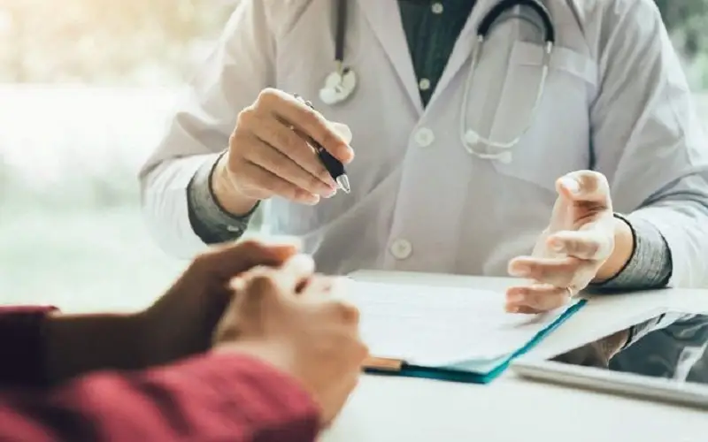 Tái khám theo chỉ định của bác sĩ để theo dõi tốc độ phục hồi sau hút mỡ bắp tay