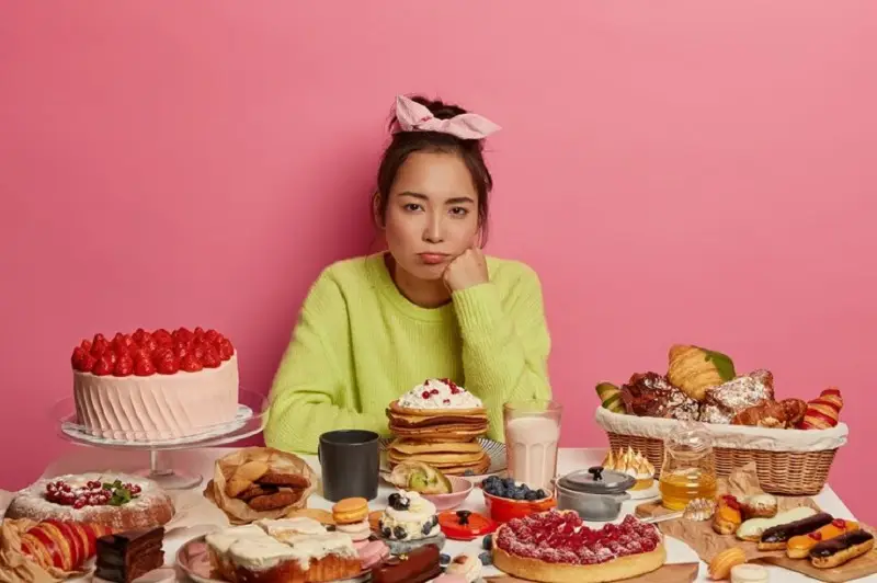 Giảm tiêu thụ đồ ngọt sẽ giúp giảm mỡ mặt