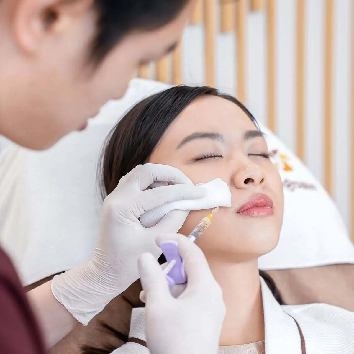 Bác sĩ chuyên khoa Da liễu tiêm filler rãnh cười cho khách hàng