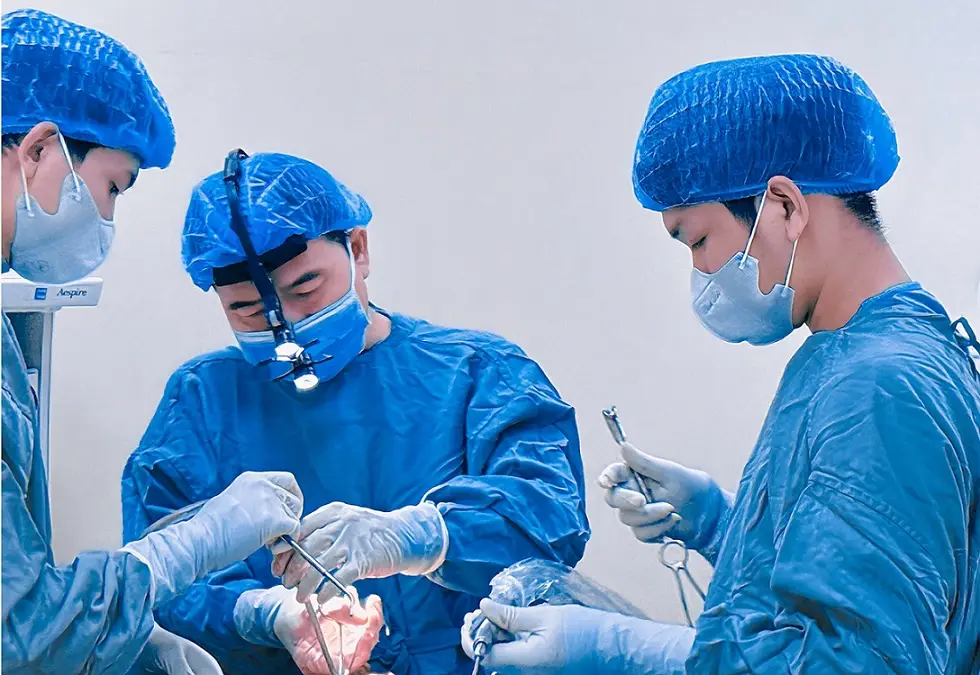 Phẫu thuật nâng ngực phải được thực hiện trong phòng mổ vô trùng