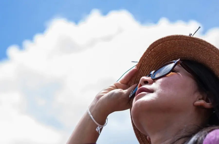 Đeo kính trước khi ra ngoài để bảo vệ mí mắt