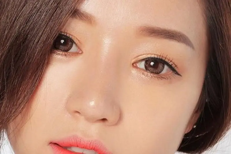 Mắt hai mí rõ nét, cân đối với gương mặt