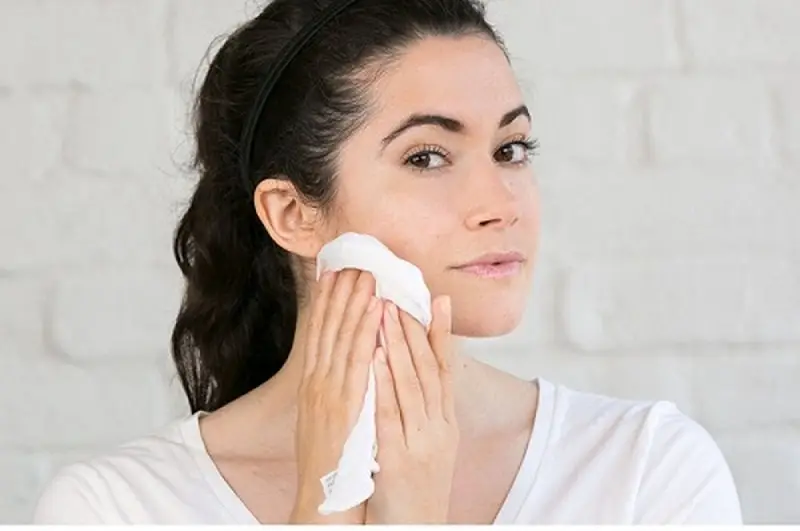 Tiếp tục rửa mặt bằng nước ấm