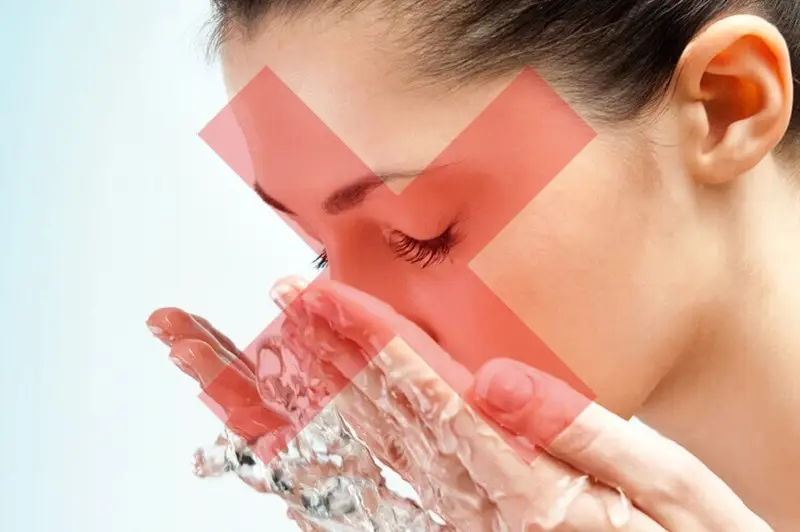 Sau cắt mí nên tránh rửa mặt bằng nước để không gây tổn thương mí mắt