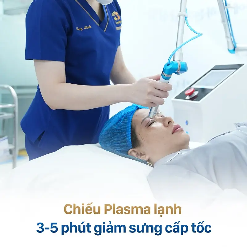 Sau khi cắt mí khách hàng sẽ được chiếu tia plasma để giúp giảm sưng tấy