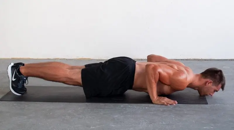 Tư thế chó úp mặt hỗ trợ giảm mỡ vùng cánh tay và toàn thân hiệu quả