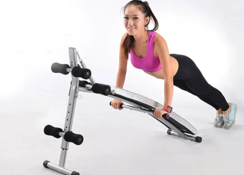 Thực hiện bài tập nhúng ghế mỗi hiệp 10 - 15 lần