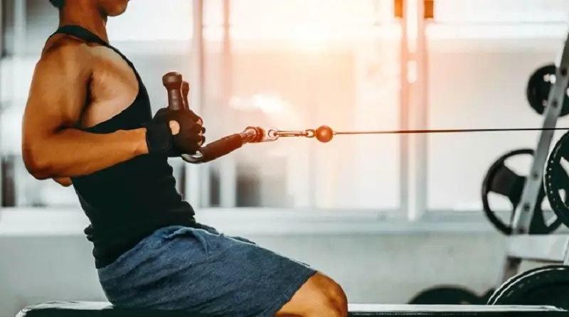 Kéo cáp khi ngồi giúp cơ tay săn chắc hơn