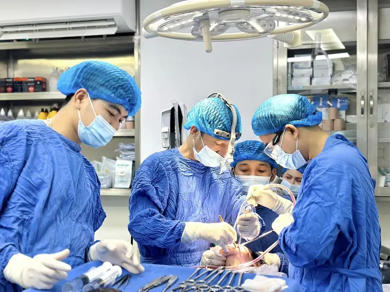 Gọt cằm thực hiện bởi bác sĩ có chuyên môn, tay nghề cao sẽ không gây nguy hiểm