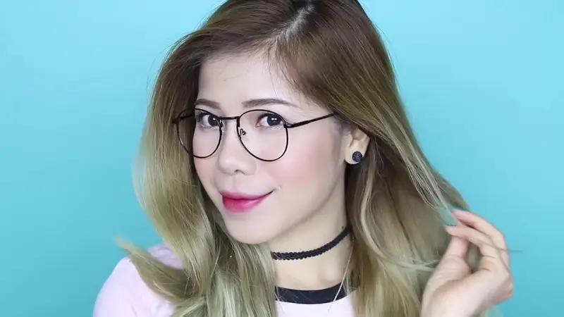 Nên lựa chọn loại kính có gọng nhẹ, chất liệu mềm dẻo