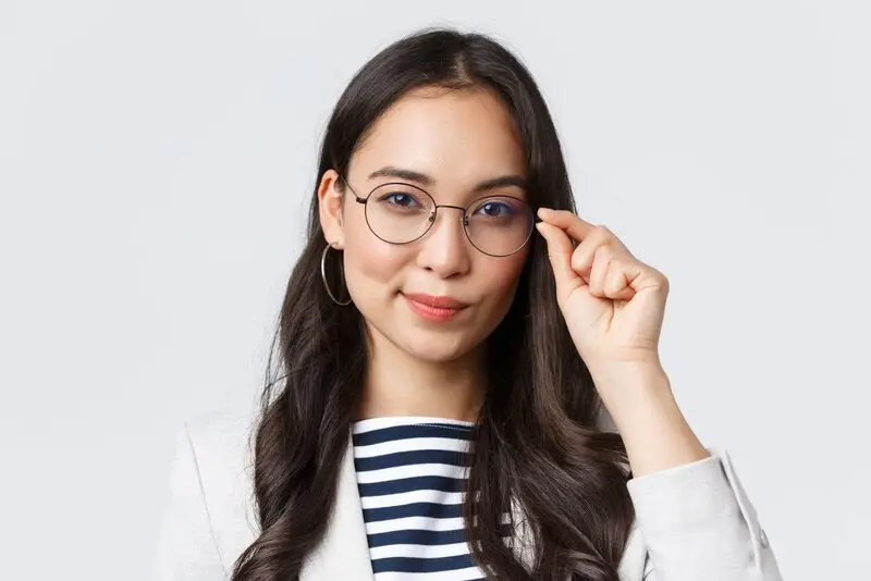 Kiêng đeo kính tối thiểu 1-2 tuần sau nâng mũi