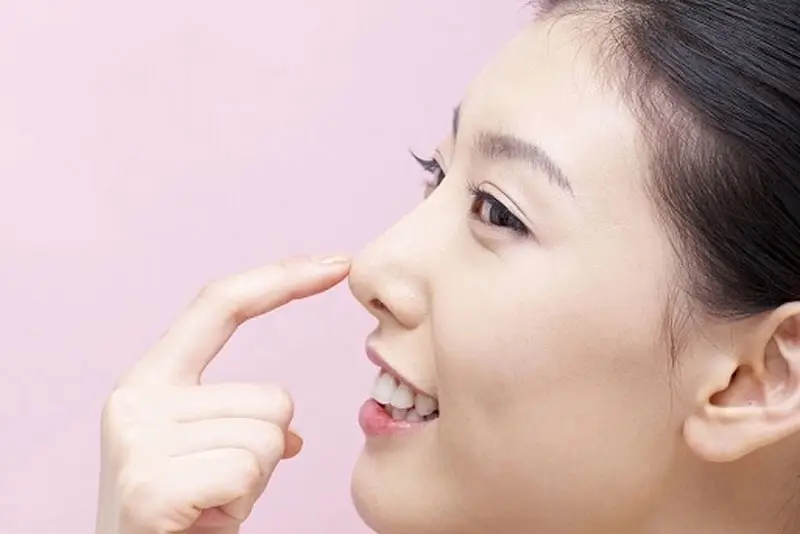 Sau khi nâng mũi ít nhất 1 tháng mới nên sờ nắn mũi