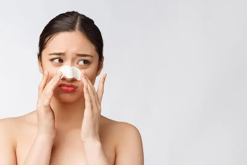 Không nên nặn mụn, lột mụn sau khi vừa nâng mũi