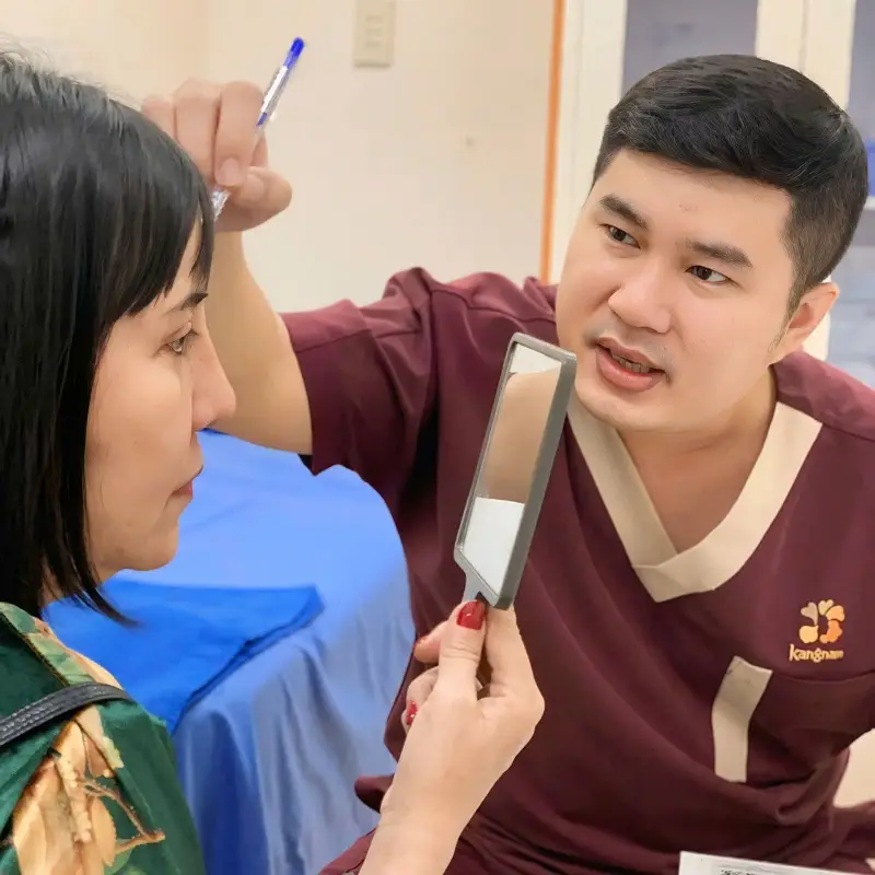 Khách hàng được thăm khám kỹ lưỡng trước khi phẫu thuật