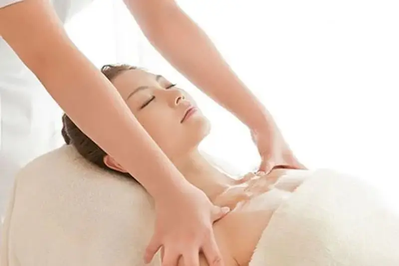 sau khoảng 2 tuần kể từ khi nâng ngực là thời điểm an toàn để bắt đầu massage nhẹ nhàng