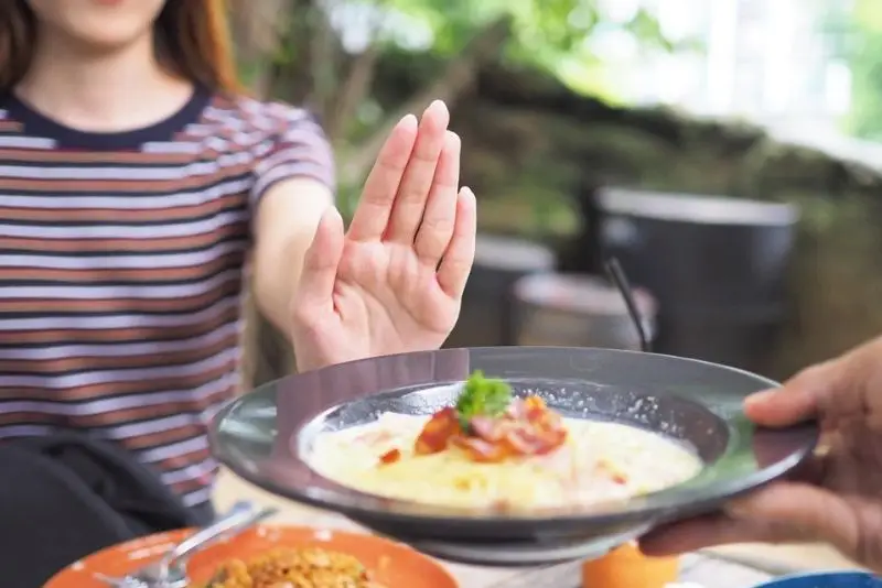 Thường xuyên bỏ bữa, ăn uống không điều độ