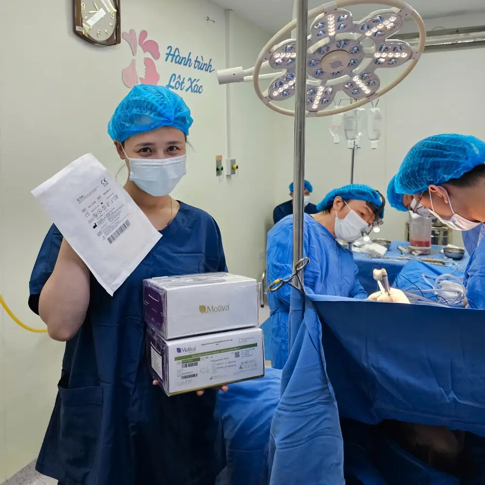 Nâng ngực là phương pháp phẫu thuật thẩm mỹ phổ biến để cải thiện kích thước, hình dáng và độ săn chắc của vòng một