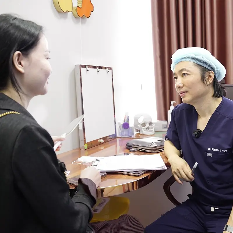 TS.BS Richard Huy có hơn 20 năm kinh nghiệm trong lĩnh vực thẩm mỹ