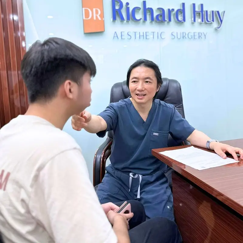 TS.BS Richard Huy một trong những bác sĩ cắt mí nổi tiếng tại Tp.HCM