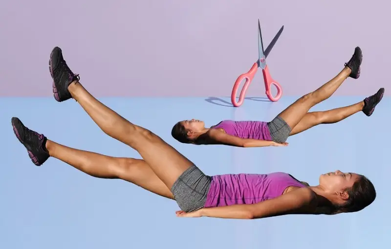 Động tác cây kéo là bài tập giảm mỡ bụng tại nhà hiệu quả