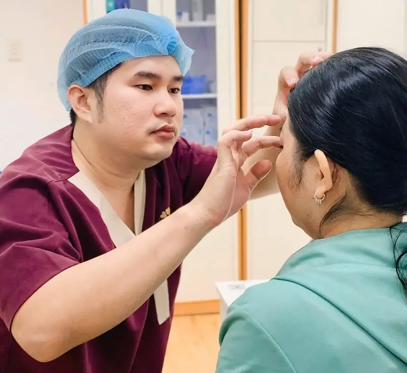 Tay nghề bác sĩ ảnh hưởng đến chi phí bấm mí mắt