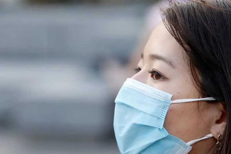Đeo khẩu trang khi ra ngoài để che chắn vùng mũi