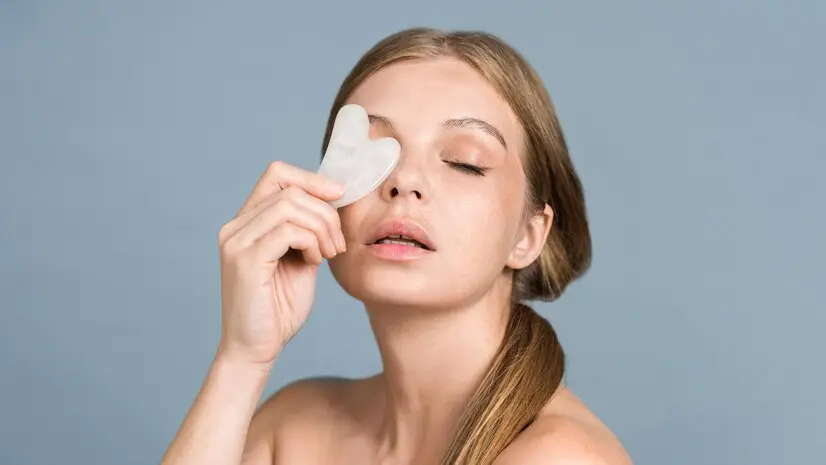 Chườm đá giúp làm dịu da, làm giảm triệu chứng sưng tấy sau cắt mí