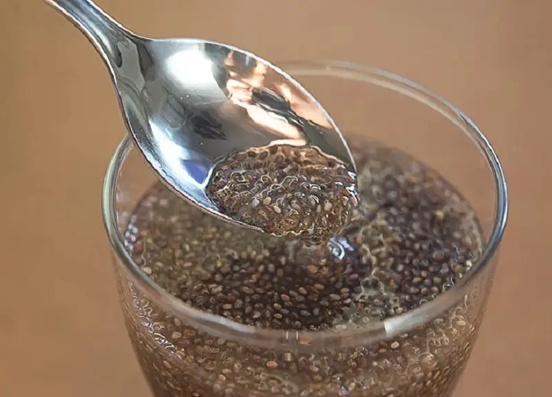 Mỗi ngày bạn nên uống 1 cốc nước hạt chia để giúp giảm mỡ bụng hiệu quả