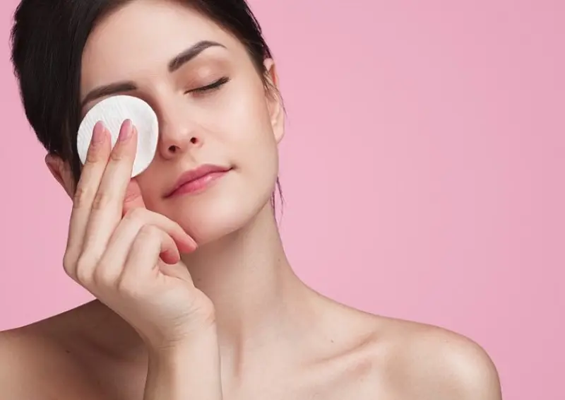 Làm sạch vùng mắt sau cấy mỡ tự thân