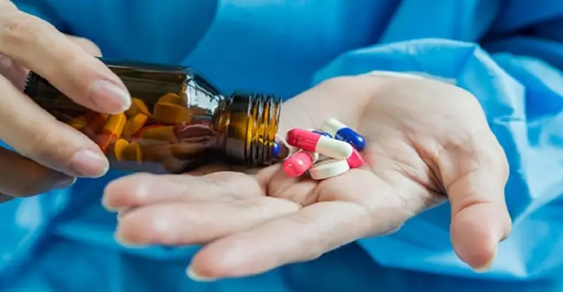 Uống thuốc theo đơn của bác sĩ giúp vùng mặt nhanh hết sưng sau cấy mỡ